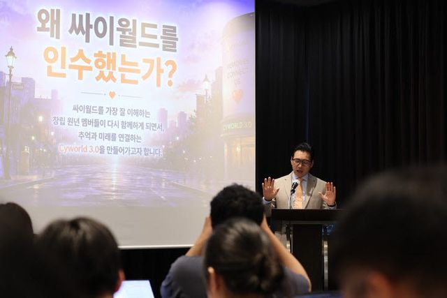 피터 한 시그마체인 글로벌 이사가 10일 서울 중구 코트야드 메리어트 서울 명동 호텔에서 열린 싸이월드 인수 및 서비스 기자간담회에서 발표하고 있다.(사진=연합뉴스)