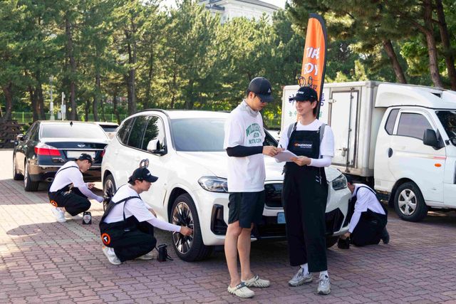 한국타이어가 지난 7~9일 강원 동해시 망상해수욕장에서 진행한 여름철 안전운전 캠페인 '타이어보이' 운영 모습. (사진=한국타이어)