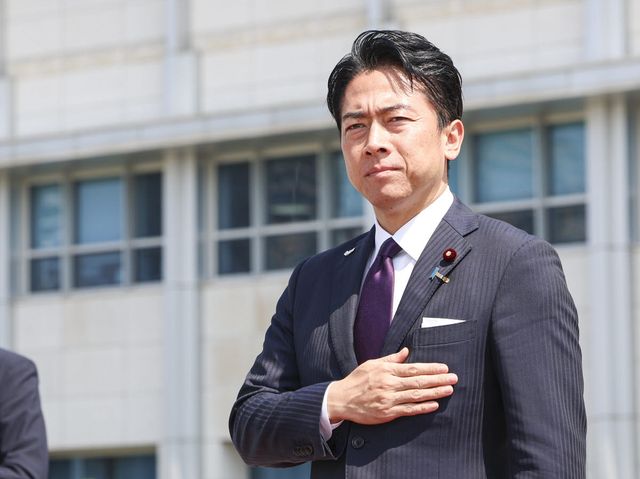 고이즈미 신지로 일본 방위상이 6월 28일 서울 용산구 국방부 연병장에서 열린 의장행사에 참석하며 경례하고 있다. [사진공동취재단]