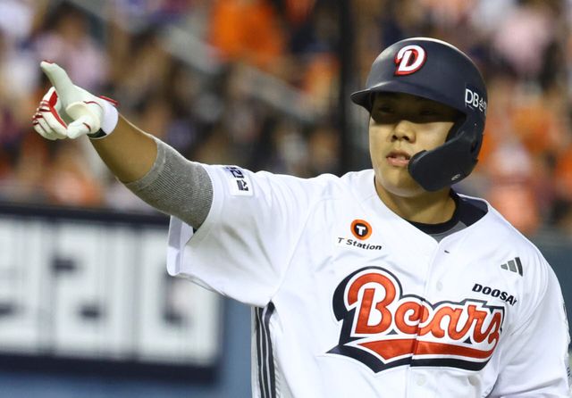 11일 서울 송파구 잠실야구장에서 열린 2026 KBO 리그 한화 이글스와 두산 베어스의 경기에서 7회말 1사 1, 3루 두산 박준순 3점 홈런을 친 뒤 그라운드를 돌고 있다. 사진=뉴시스