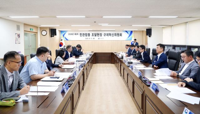 백승보 조달청장(오른쪽 3번째)이 11일 서울지방조달청에서 열린 '2026년 제2차 민·관 합동 조달현장 규제혁신위원회'에서 추진과제 현황에 대해 논의하고 있다. (사진=조달청 제공)