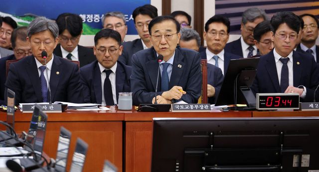 김윤덕 국토교통부 장관이 11일 국회에서 열린 국토교통위원회 전체회의에서 의원 질의에 답하고 있다. (사진=연합뉴스)