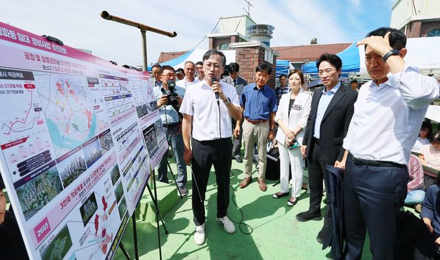 오세훈 서울시장이 11일 신속통합기획 재개발과 모아타운 등 주민이 선택한 민간정비사업이 추진 중인 서울 용산구 서계·청파동 일대를 방문해 추진현황을 보고받고 있다. (사진=공동취재)