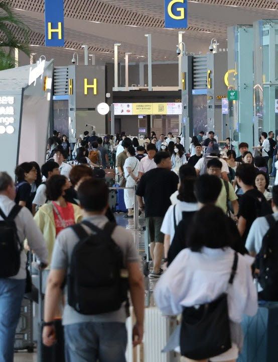 지난달 22일 본격적인 휴가철을 맞아 인천국제공항 출국장이 인파로 붐비고 있다. (사진= 연합뉴스)