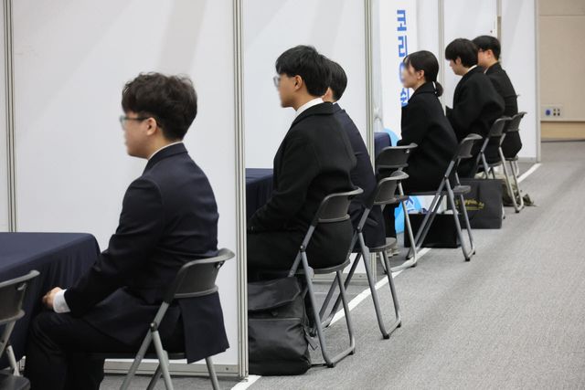 기사 이해를 돕기 위한 사진. 지난 2월 10일 부산 동구 부산항국제전시컨벤션센터에서 열린 '2026 해운선사 해기사 취업박람회'에서 구직자들이 현장 부스에서 면접을 보고 있다. (사진=연합뉴스)