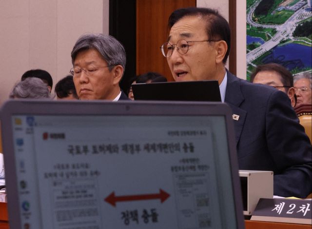 김윤덕 국토교통부 장관이 11일 서울 여의도 국회에서 열린 국토교통위원회 전체회의에 출석, 질의에 답변하고 있다.(사진=이데일리 노진환 기자)