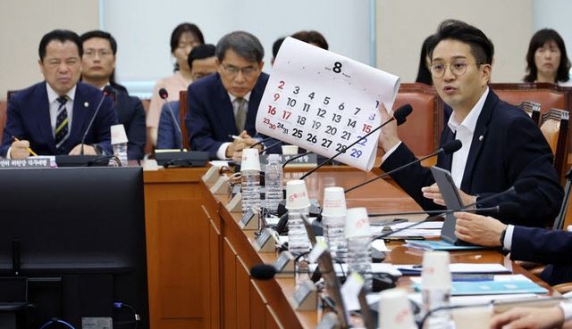 더불어민주당 전용기 의원이 10일 국회에서 열린 '제9회 전국동시지방선거 투표용지 부족 사태 등 국민 참정권 침해 진상규명 및 선거관리 개혁을 위한 국정조사 특별위원회' 제3차 청문회에서 8월 달력을 들어 보이며 재검표 현장검증 날짜를 조속히 확정할 것을 강력히 촉구하고 있다. (사진=연합뉴스)