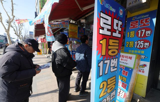 서울 시내 한 복권 판매점에서 시민들이 복권을 구매하기 위해 줄지어 기다리고 있다.(사진=뉴시스)