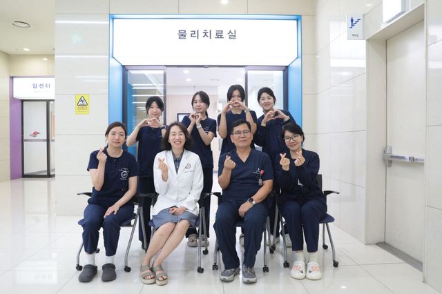 한림대동탄성심병원 소아재활클리닉의 정수진(앞줄 왼쪽에서 두번째) 재활의학과 교수와 의료진. (사진= 한림대동탄병원)