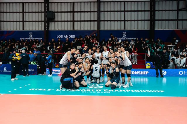 한국 U-17 여자배구 대표팀이 5연승을 거둔 뒤 기념촬영을 하고 있다. 사진=FIVB