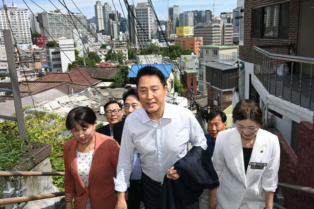 오세훈 서울시장이 11일 신속통합기획 재개발과 모아타운 등 주민이 선택한 민간정비사업이 추진 중인 서울 용산구 서계·청파동 일대 현장을 둘러보고 있다. (사진=공동취재)