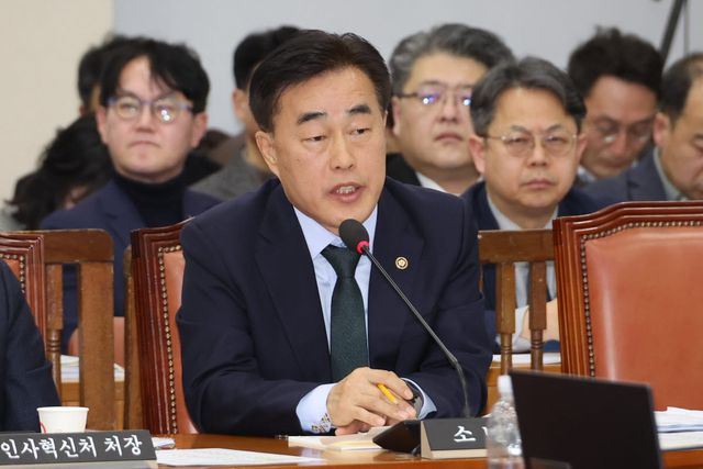 허석곤 소방청장이 지난해 1월 13일 국회 행정안전위원회 전체회의에서 비상계엄 당시 이상민 전 행정안전부 장관의 언론사에 대한 단전·단수 지시와 관련한 더불어민주당 윤건영 의원의 질의에 답하고 있다. (사진=연합뉴스)