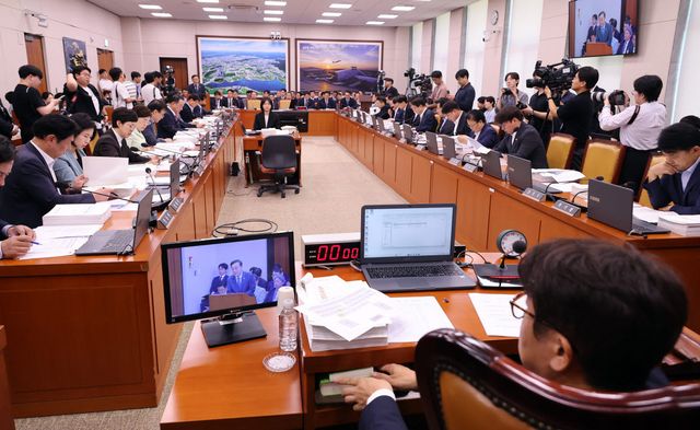 김윤덕 국토교통부 장관이 11일 국회에서 열린 국토교통위원회 전체회의에서 업무보고를 하고 있다. (사진=연합뉴스)