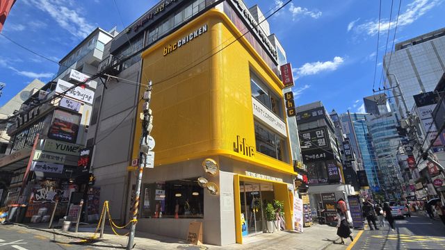 11일 bhc 플래그십 스토어 강남역점 외관. (사진=김지우 기자)