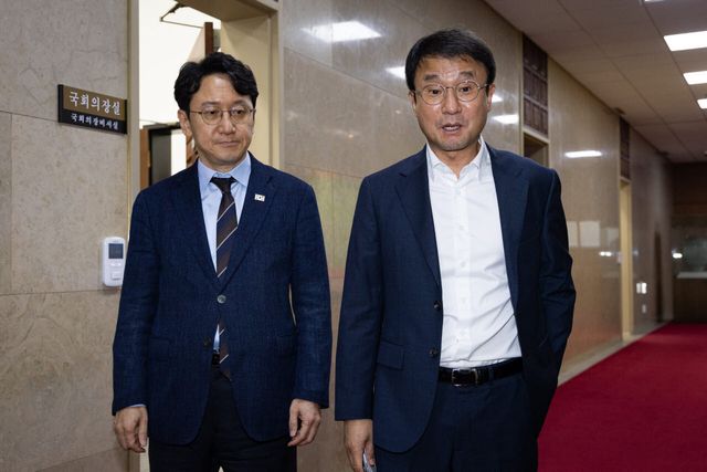 한병도 더불어민주당 당대표 직무대행 겸 원내대표와 천준호 원내운영수석부대표가 11일 서울 여의도 국회에서 조정식 국회의장을 찾아 민생법안 처리를 위한 13일 본회의 개최를 요구한 후 의장실을 나서고 있다. (사진=뉴스1)