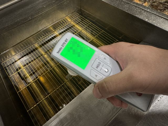 BBQ가 전국 직영점에 디지털 튀김유 품질 측정기를 도입해 치킨의 맛과 품질에 중요한 영향을 미치는 튀김유의 현장 관리 체계를 고도화하는 등 고객 만족도를 지속적으로 높여 나갈 예정이다. 사진은 디지털 튀김유 품질 측정기의 측정 모습.