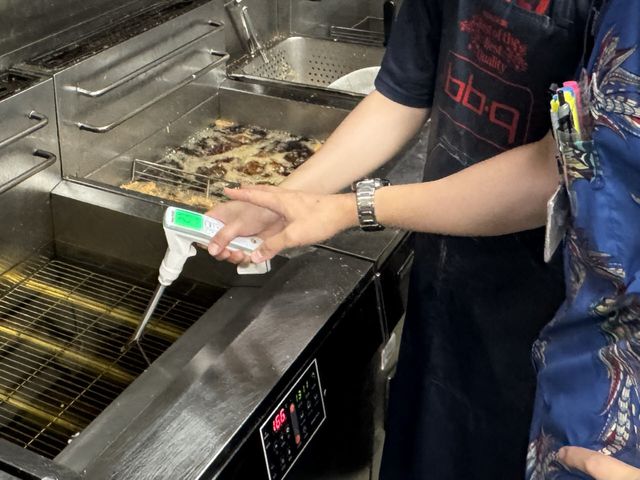 BBQ가 전국 직영점에 디지털 튀김유 품질 측정기를 도입해 치킨의 맛과 품질에 중요한 영향을 미치는 튀김유의 현장 관리 체계를 고도화하는 등 고객 만족도를 지속적으로 높여 나갈 예정이다. 사진은 디지털 튀김유 품질 측정기의 측정 모습.