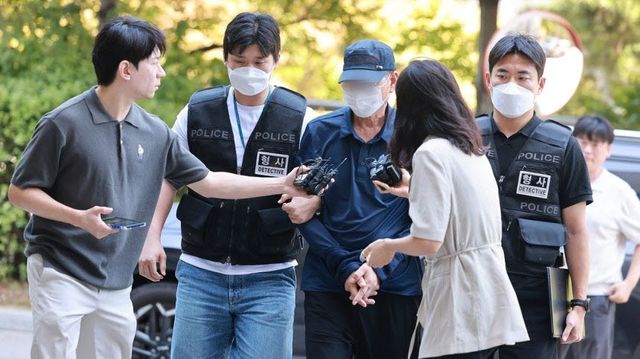 20대 지적장애인 여성을 수차례 성폭행한 혐의로 구속영장이 청구된 60대 A씨가 12일 오후 구속 전 피의자 심문(영장실질심사)을 받기 위해 인천지법으로 들어서고 있다.(사진=연합뉴스)