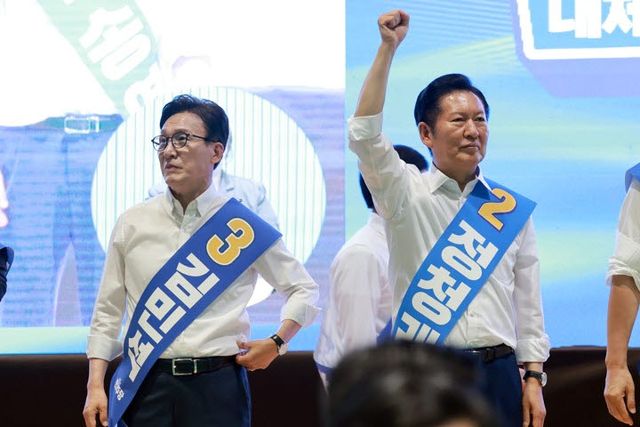 더불어민주당 김민석·정청래 당대표 후보가 9일 강원도 횡성국민체육센터에서 열린 민주당 대표·최고위원 후보자 강원 합동연설회에서 기념 촬영을 준비하고 있다.(사진=연합뉴스)