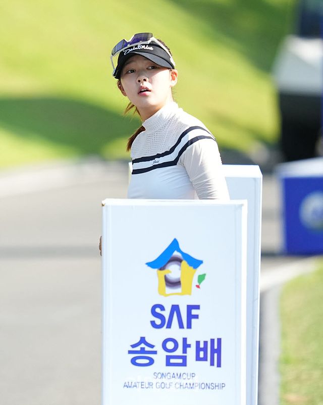 '제33회 송암배 아마추어골프선수권대회'최종라운드에서 아마추어 윤채연이 1번홀에서 경기를 치르고 있다.