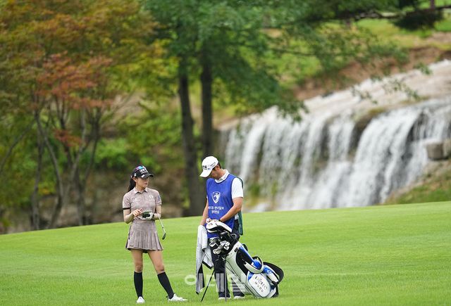 메디힐 한국일보 챔피언십 3라운드 현세린(대방건설) 18번홀에서 경기를 치르고 있다.류연진 대표와 핀 공략을 상의하고 있다.