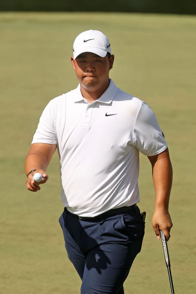 김주형이 9번홀에서 퍼트를 끝낸 뒤 다음 홀로 이동하고 있다. (사진=AFPBBNews)