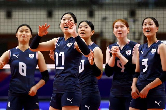 손서연(왼쪽에서 두 번째)이 태국전에서 최다 득점인 19점을 기록했다.(사진=FIVB 홈페이지)