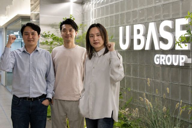 (좌측부터)김진형 AI&C실 상무, 최승일 AI 활용연구 이사, 정주영 리턴제로 CTO가 기념촬영을 하고 있다 (사진=유베이스)