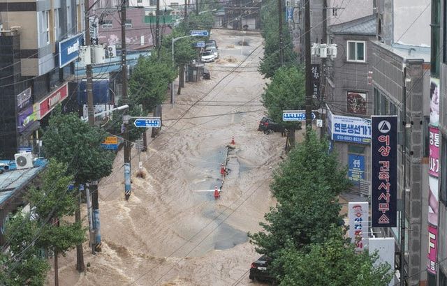 17일 오후 경남 거제시 옥포동 일대 도로와 주요 교차로 전체가 흙탕물로 완전히 뒤덮여 있다.(사진=연합뉴스)