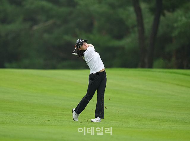[이데일리 골프IN(포천)=조원범 기자]'메디힐·한국일보 챔피언십'최종라운드에서 노승희(리쥬란)이 1번홀에서 경기를 치르고 있다.