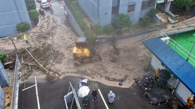 지난 17일 집중호우와 산사태가 발생한 경남 거제시 옥포동 한 아파트에서 중장비가 복구 작업을 하고 있다. (사진=연합뉴스)