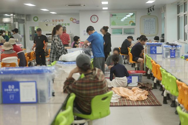 지난 17일 경남 거제시에 내린 극한호우로 산사태 피해가 발생한 옥포동 한 아파트 주민들이 성지중학교 급식소에 마련된 대피소에서 휴식하고 있다. 거제에는 이날 들어 오후 1시까지 577.4㎜의 비가 내린 것으로 집계됐다. (사진=연합뉴스)