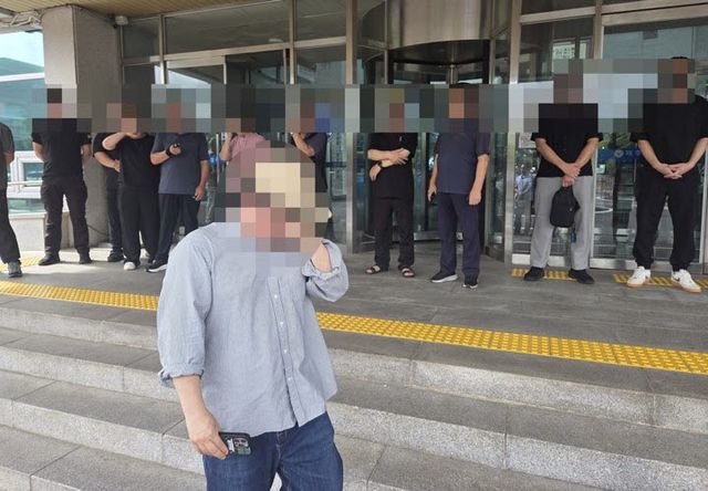 23일 제주서부경찰서 앞에서 지난달 2일 실종신고를 했으나 허위 종결된 후 51일 만에 숨진 채 발견된 실종자 B씨 유족들이 기자회견을 하며 경찰에 항의하고 있다. 2026.8.23(사진=연합뉴스)