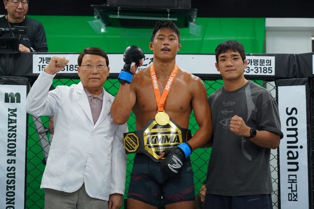 KMMA 페더급 챔피언 임유홍이 KMMA 라이트급 슈퍼파이트에서 승리한 뒤 기념촬영을 하고 있다. 사진=KMMA