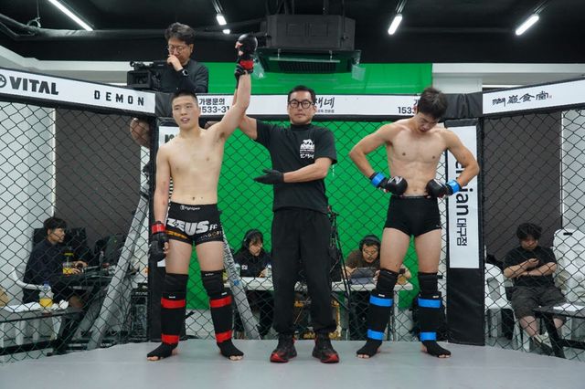 FC 강경호의 ‘1호 제자’ 엄현유가 KMMA 라이트헤비급 챔피언결정전 승리 기념 촬영을 하고 있다. 왼쪽은 청도보건소 정진오 소아청소년과장, 오른쪽은 제2대 블랙컴뱃 페더급 챔피언 ‘광남’ 신승민. 사진=KMMA