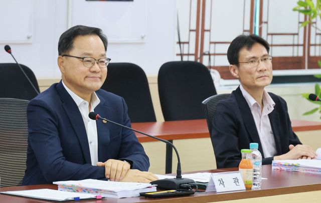 정구창 성평등가족부 차관이 제52차 양육비이행심의위원회' 에서 양육비 채무 불이행자 제재조치와 양육비 채무 이행 확보 제도개선안을 의결하고 있다.(사진=성평등가족부)