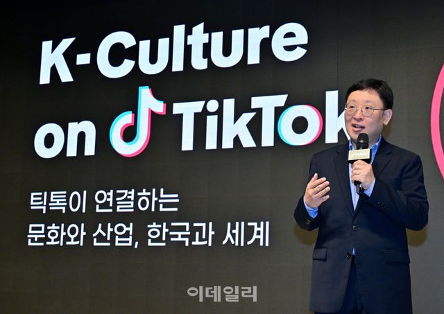 26일 엘리에나 호텔 서울강남에서 열린 'K-컬처 온 틱톡' 기자간담회에 앞서 정재훈 틱톡코리아 운영 총괄이 환영사를 하고 있다.(사진=틱톡)