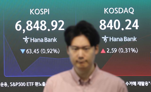코스피가 하락 출발한 28일 서울 중구 하나은행 딜링룸에서 직원이 업무를 보고 있다. (사진=연합뉴스)