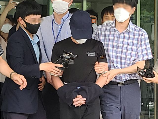 20개월 된 여아를 학대, 살해한 혐의를 받는 20대 계부 양모씨가 2021년 7월 14일 오후 대전지법에서 구속 전 피의자 심문(영장실질심사)을 받기 위해 대전 서구 둔산경찰서를 나오고 있다. (사진=뉴스1)
