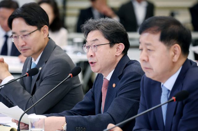 정부가 작년 7월15일 청와대에서 열린 이재명 대통령 주재 부처 업무보고에서 보고하고 있다. 왼쪽부터 임광현 국세청장, 이억원 금융위원장, 구윤철 부총리 겸 재정경제부 장관 모습. (사진=연합뉴스)