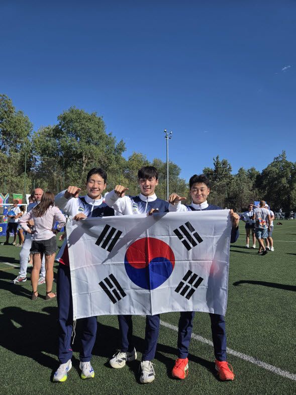 세계주니어선수권대회 남자 단체전 금메달을 따낸 한국 근대5종 남자 주니어대표팀 박세찬·최지웅·박인찬이 태극기를 들고 세리머니를 펼치고 있다. 사진=대한근대5종연맹
