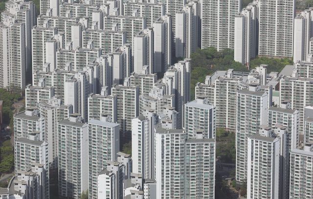 서울 송파구 롯데월드타워에서 바라본 아파트의 모습(사진=연합뉴스)