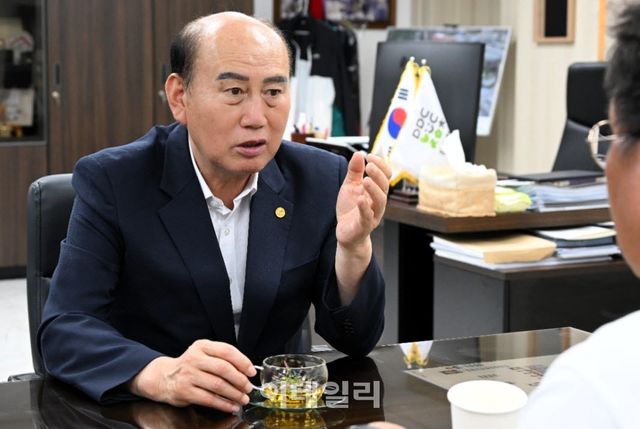 기자와 마주 앉은 박형덕 시장이 시민이 일상에서 느낄 수 있는 변화의 방향성을 설명하고 있다.(사진=동두천시)