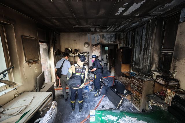 지난달 23일 오전 8시 29분께 경북 경산시 사동 한 아파트 관리실 안에서 폭발 추정 사고가 난 가운데 당국이 화재 현장을 살펴보고 있다 (사진=연합뉴스)
