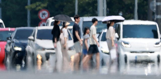 전국 대부분 지역에 폭염특보가 내려진 3일 서울 여의도 버스환승센터 앞 도로에 아지랑이가 피어오르고 있다. (사진= 방인권 기자)