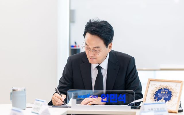 안민석 경기도교육감이 지난 7월 1일 취임 후 첫 결재로 '폰 프리 스쿨 추진계획안'에 서명하고 있다.(사진=경기도교육청)