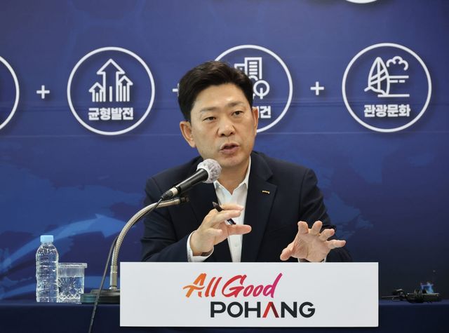 박용선 포항시장이 3일 취임 한 달 기자간담회를 열고 현장에서 소통하고 화합으로 열어간 민선 9기 포항시정 한달을 브리핑하고 있다.(사진=포항시)