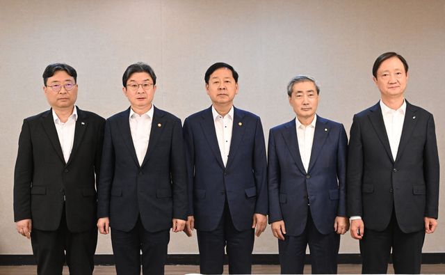 구윤철 부총리 겸 재정경제부 장관를 비롯한 참석자들이 지난달 29일 서울 종로구 정부서울청사에서 열린 긴급 시장상황점검회의에 앞서 사진 촬영을 하고 있다. 왼쪽부터 하준경 청와대 경제성장수석, 이억원 금융위원장, 구 부총리, 신현송 한국은행 총재, 이찬진 금융감독원장. 사진=재정경제부 제공.