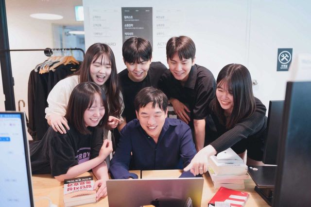 최혁준(앞줄 가운데) 화이트큐브 대표와 팀원들이 기념촬영을 하고 있다(사진=화이트큐브)