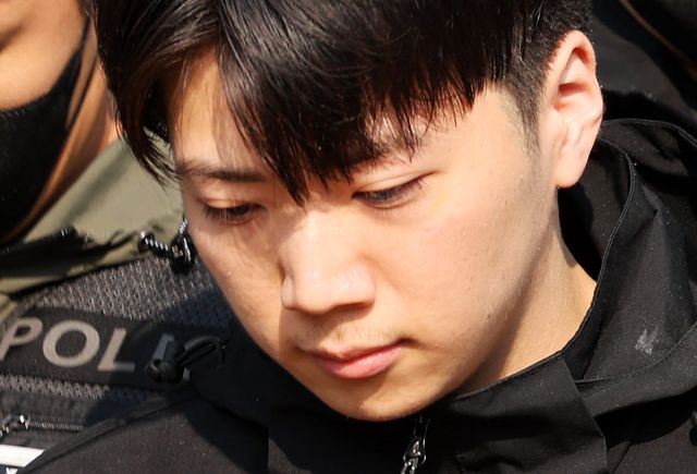 살인·살인미수 혐의를 받는 장윤기(23) 씨가 지난 5월 14일 오전 광주 서부경찰서에서 검찰로 송치되고 있다. (사진=연합뉴스)